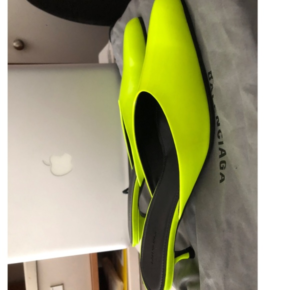 Balenciaga  PATENT LEATHER MULES in neon - Picture 4 of 9
